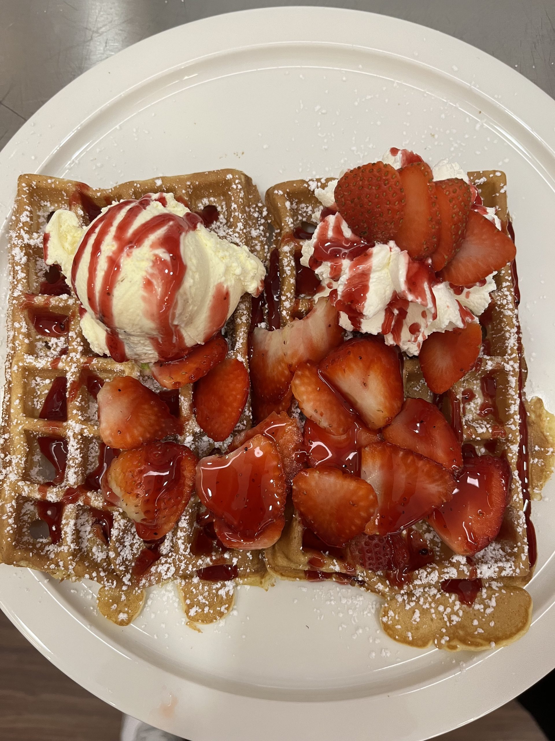 Waffles com Morangos e Gelado