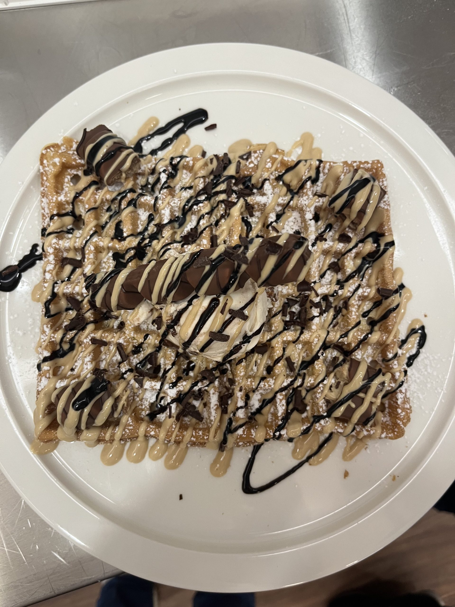 Waffles com Kinder Bueno e Gelado